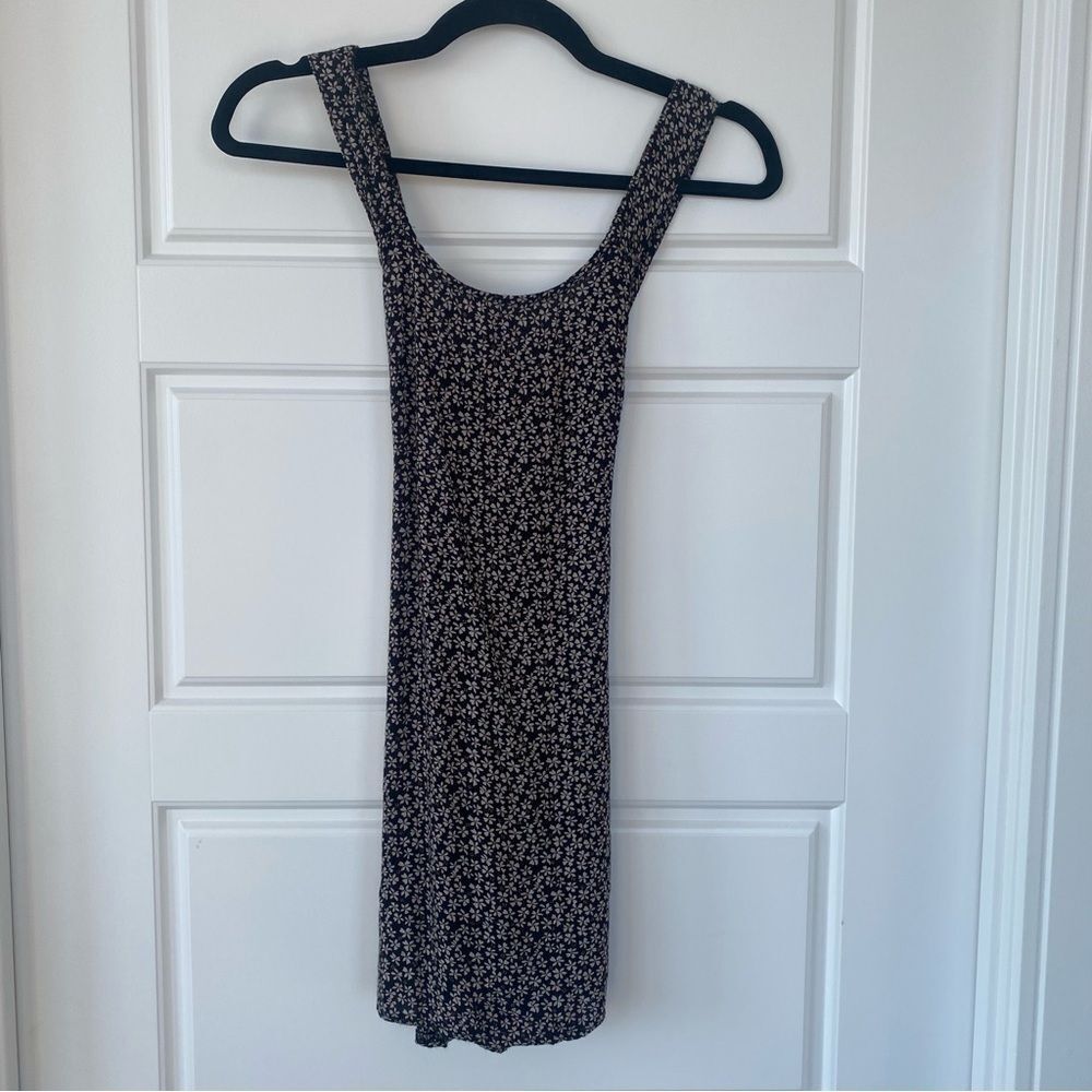 BRANDY MELVILLE | cut out detail tank top
